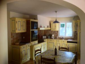 Kuchyň nebo kuchyňský kout v ubytování Maison charmante à Cruas + Piscine