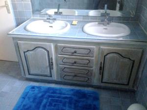 Koupelna v ubytování Maison charmante à Cruas + Piscine + 20 fotografií