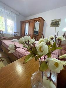 a vase filled with white flowers sitting on a table at Casa Edan Breaza in Breaza