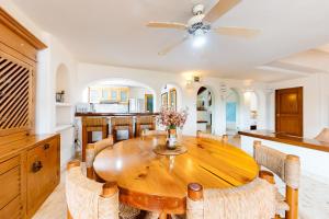 Il comprend une cuisine et une salle à manger avec une table et des chaises en bois. dans l'établissement Nautilus Retreat, à Cancún