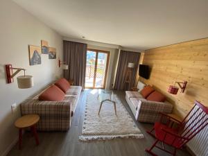 a living room with two couches and a table at BILLY AVORIAZ - Résidence ARIETIS - Appartem. 8 pers - 2 chambres in Morzine