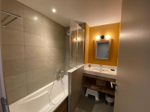a bathroom with a tub and a sink and a shower at BILLY AVORIAZ - Résidence ARIETIS - Appartem. 8 pers - 2 chambres in Morzine