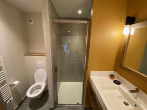 a bathroom with a toilet and a sink and a shower at BILLY AVORIAZ - Résidence ARIETIS - Appartem. 8 pers - 2 chambres in Morzine