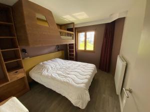a small room with a bed and a bunk bed at BILLY AVORIAZ - Résidence ARIETIS - Appartem. 8 pers - 2 chambres in Morzine