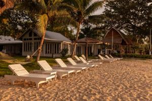 象島的住宿－Baansook Resort Koh Chang，海滩上一排躺椅