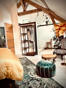 1 dormitorio con cama, mesa y alfombra en Le Clos de L'Olivier 