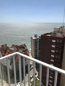 vistas al océano desde el balcón de un edificio en Mardel super vistas del mar Torreon estar y 1 dorm 4 pax en Mar del Plata
