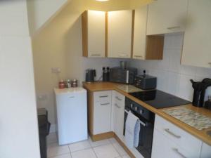 uma cozinha com um frigorífico branco e um fogão em 29 Lewes Road - Darlington em Darlington