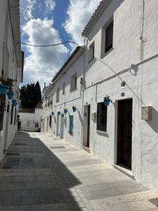an empty alley with white buildings in a town at Ataraxia Casa Vacacional in Mijas