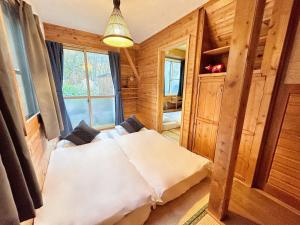 Postel nebo postele na pokoji v ubytování Moment Chalet Hakuba
