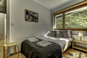 a bedroom with a bed with towels on it at Appartement Mont Parrain 4 in La Tzoumaz
