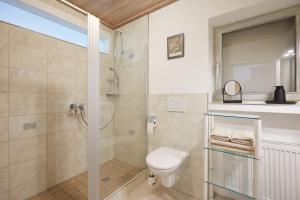 a bathroom with a shower and a toilet at Ferienwohnung zum Hirschgarten in Krün