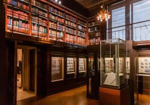 una vetrina in un museo con libri di Amazing 2 Bedroom Apartment At UES a New York