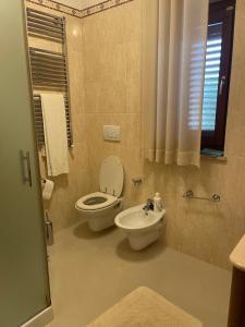 a bathroom with a toilet and a sink at Fenix Villa in Noicattaro