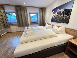 Postel nebo postele na pokoji v ubytování Appartementhaus Mayrhofen by PiaundDirk