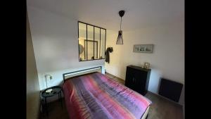 sypialnia z łóżkiem i oknem w obiekcie Cottage chaleureux avec vue sur lac w mieście Changey +4 zdjęcia