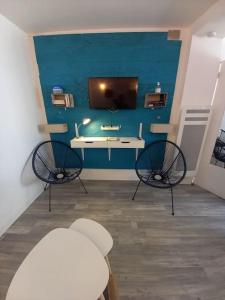 TV a/nebo společenská místnost v ubytování Un pied à terre dans la citadelle