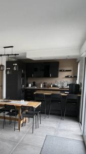 kuchnia ze stołem i krzesłami w pokoju w obiekcie Cottage chaleureux avec vue sur lac w mieście Changey