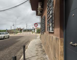 an empty street with a car parked on the side of a building at Pizarro 32 - A las puertas del campo talaverano in Talavera de la Reina