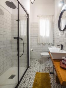 ein Badezimmer mit Dusche und Waschbecken in der Unterkunft Pizarro 32 - A las puertas del campo talaverano in Talavera de la Reina