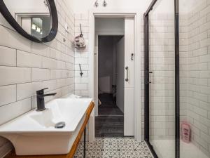 a bathroom with a sink and a shower at Pizarro 32 - A las puertas del campo talaverano in Talavera de la Reina