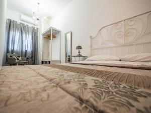 ein Schlafzimmer mit einem großen Bett mit großem Kopfteil in der Unterkunft Pizarro 32 - A las puertas del campo talaverano in Talavera de la Reina