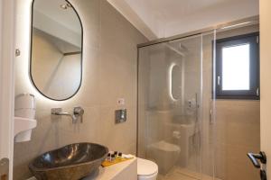 bagno con lavandino e doccia di Athens Genesis Luxury Suites ad Atene