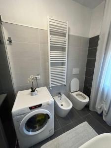 een badkamer met een wasmachine en een toilet bij Da Rosa in Mestre