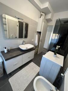 een badkamer met een wit toilet en een wastafel bij Da Rosa in Mestre