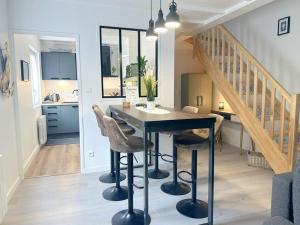 a kitchen and dining room with a table and chairs at LOASIS - Duplex T4 Hypercentre in Villefranche-sur-Saône