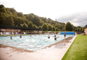 un grupo de personas nadando en una piscina en Camping Le Florenville, en Florenville