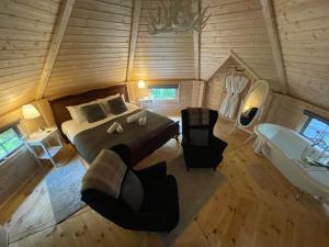 an overhead view of a bedroom with a bed and a tub at Aos Sí Lodges in Ballachulish