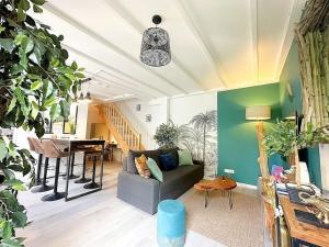 a living room with a couch and a table at L'Oasis-T4 Duplex Calme Hypercentre Proche Rue Nat in Villefranche-sur-Saône +63 photos