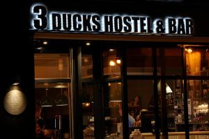 un ristorante con un cartello che legge tre cani ospedale e bar di The 3 Ducks Eiffel Tower by Hiphophostels a Parigi