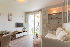 Nieuil-lʼEspoir的住宿－Studio cosy, proche Poitiers，客厅配有白色的沙发和桌子