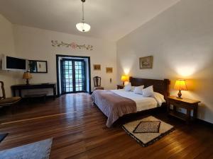 1 dormitorio grande con cama y piano en Hotel Hacienda Suescún, en Tibasosa