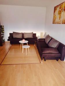 a living room with a couch and a table at Neue Kurzzeitvermietung in Geretsried