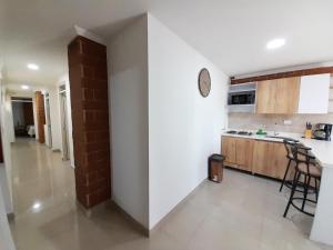 O bucătărie sau chicinetă la Precioso apartamento en Medellín con parqueadero gratis laure
