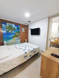 Un pat sau paturi într-o cameră la Precioso apartamento en Medellín con parqueadero gratis laure