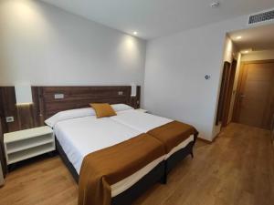 a bedroom with a large bed in a room at Alda Ruta Castilla in Palencia