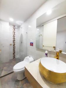 Ванная комната в Precioso apartamento en Medellín con parqueadero gratis laure
