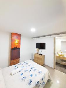 Телевизор и/или развлекательный центр в Precioso apartamento en Medellín con parqueadero gratis laure +1 фотография