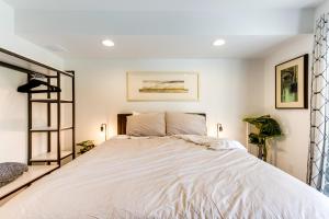 מיטה או מיטות בחדר ב-Jefferson Park Apartment Walk to Empower Field!