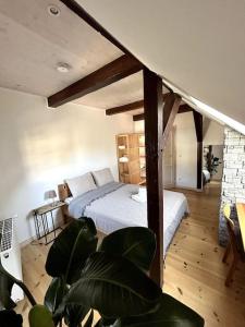 ein Schlafzimmer mit einem Bett und einer Pflanze in einem Zimmer in der Unterkunft Loft in Historischer Schmiede in Berlin
