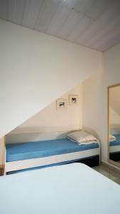 Etagenbett in einem Zimmer mit Spiegel in der Unterkunft Residencial Beija Flor Apartamento 23 in Bombinhas