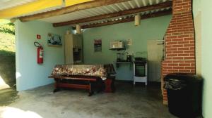 eine Küche mit einem Tisch in der Ecke eines Zimmers in der Unterkunft Hotel Bem Te Vi in Ubatuba