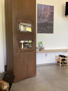 een houten deur met een raam in een kamer bij La casetta sulle nuvole. in Cammarata