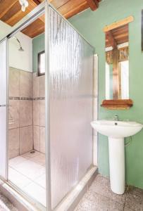 uma casa de banho com um chuveiro e um lavatório. em Orgánico Punta Riel em Cahuita