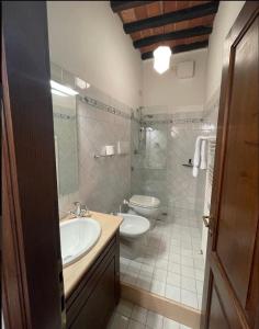 y baño con lavabo y aseo. en Casa Logge del Vasari, en Arezzo