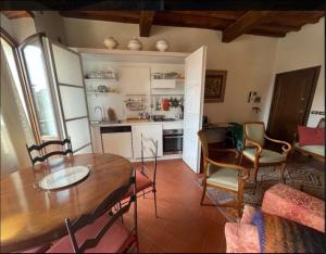 cocina y comedor con mesa y sillas en Casa Logge del Vasari, en Arezzo